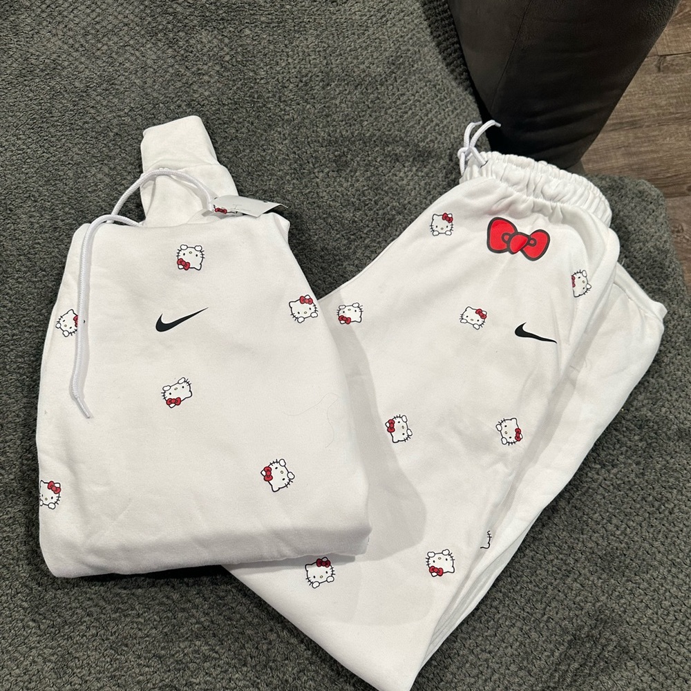 Hello kitty Nike sweatshirt and sweatpants 💗🎀 white